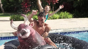 Touro Inflável Gigante - Desafio Aquático na Piscina Diversão da Familia